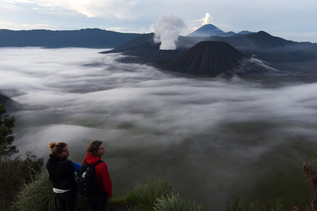 Wisatawan menikmati pemandangan kawasan Gunung Bromo di Penanjakan 2, Probolinggo, Jawa Timur, Minggu (6/3). Direncanakan wisata di kawasan Gunung Bromo akan kembali dibuka secara penuh pada 12 Maret 2016 setelah penurunan status Gunung Bromo dari level siaga menjadi waspada (level II) sejak 26 Februari. ANTARA FOTO/Zabur Karuru/ama/16