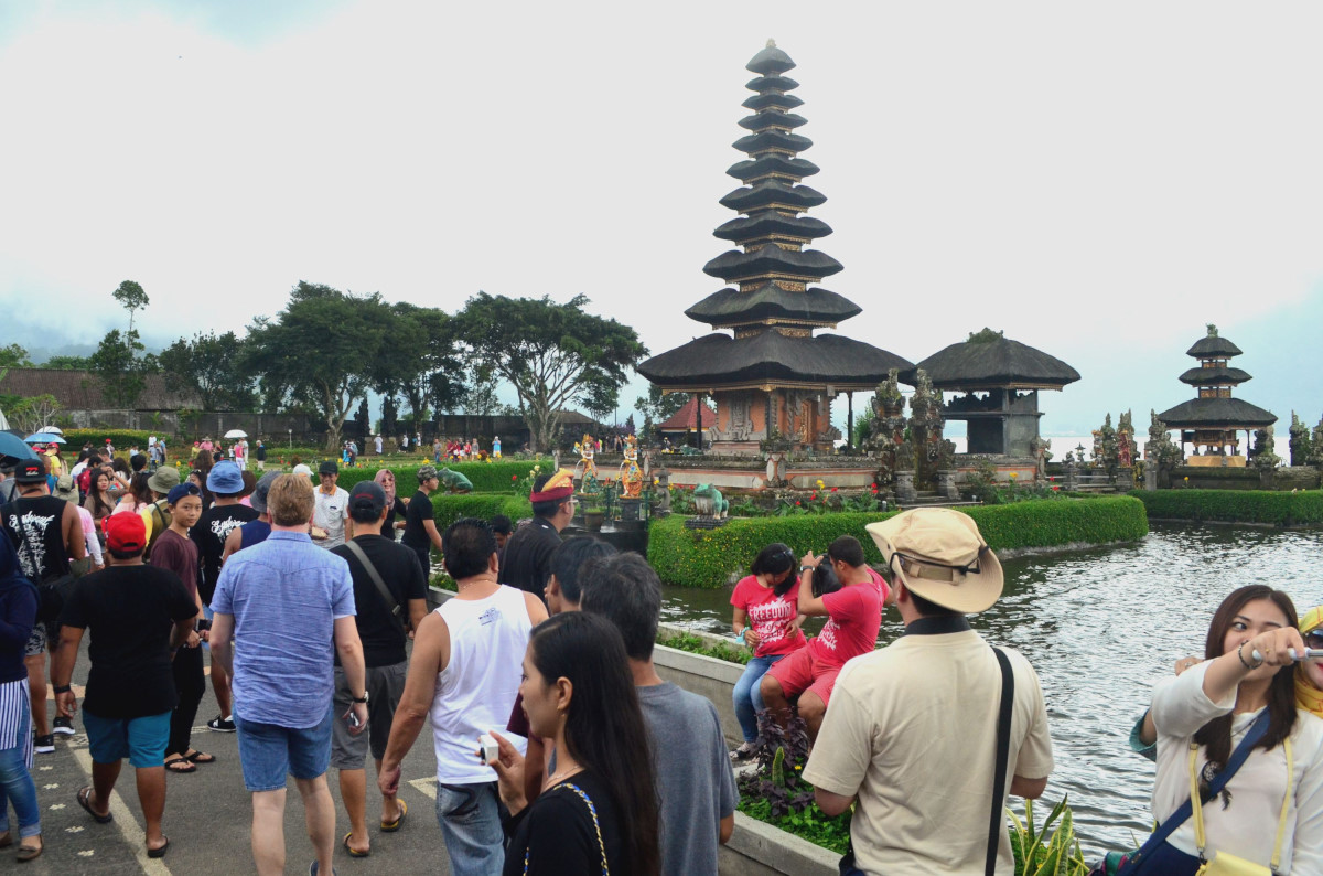 Sejumlah wisatawan memadati kawasan Pura Ulun Danu, Beratan, Tabanan, Bali, Minggu (6/3). Aktivitas keagamaan umat Hindu menyambut Hari Raya Nyepi tahun Caka 1938 menjadi daya tarik bagi wisatawan untuk mengunjungi Pura Ulun Danu yang terletak di kawasan Danau Bedugul, Bali. ANTARA FOTO/Fikri Yusuf/ama/16