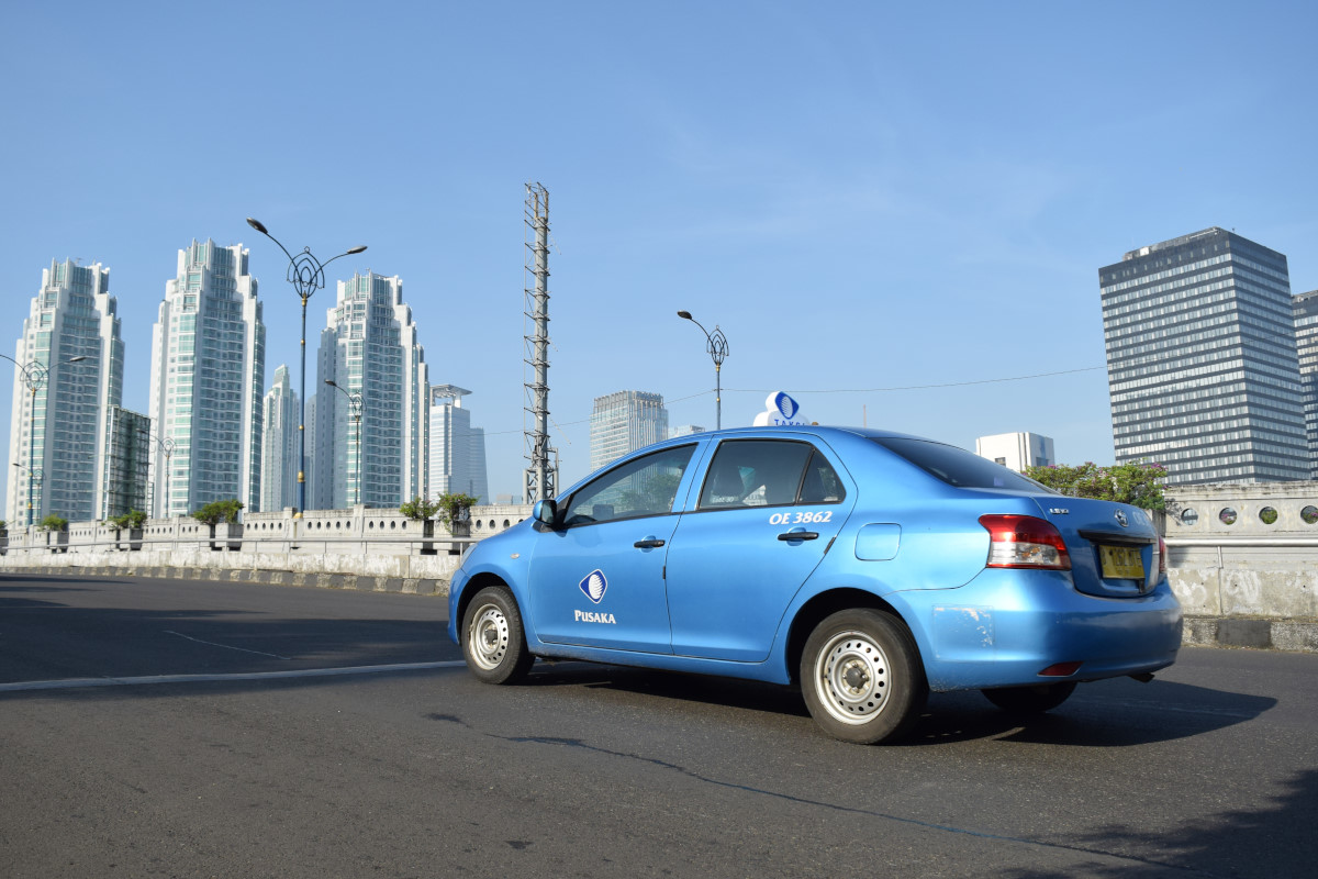 Taksi Blue Bird melintas ruas jalan Ibu kota Jakarta. TIRTO/TF Subarkah