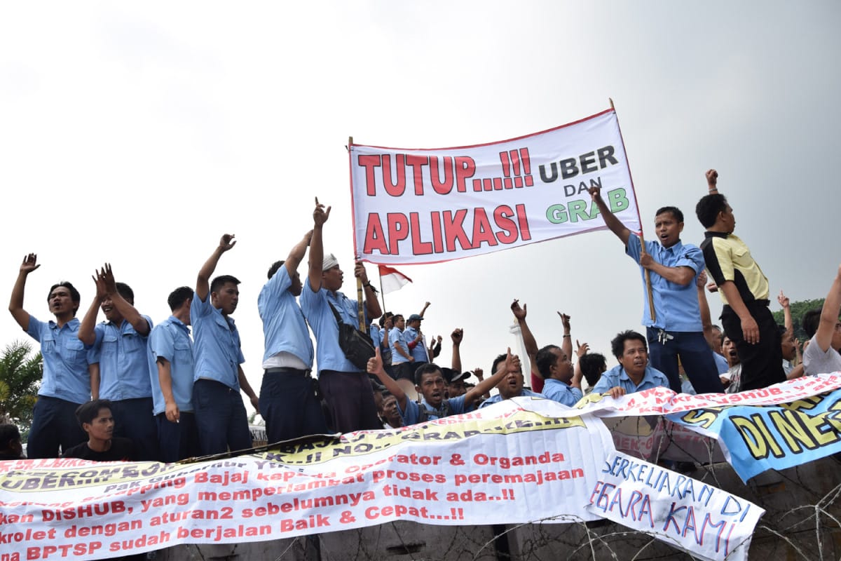 Sopir taksi, bajaj dan angkutan umum melakukan aksi unjuk rasa TIRTO/Andrey Gromico)