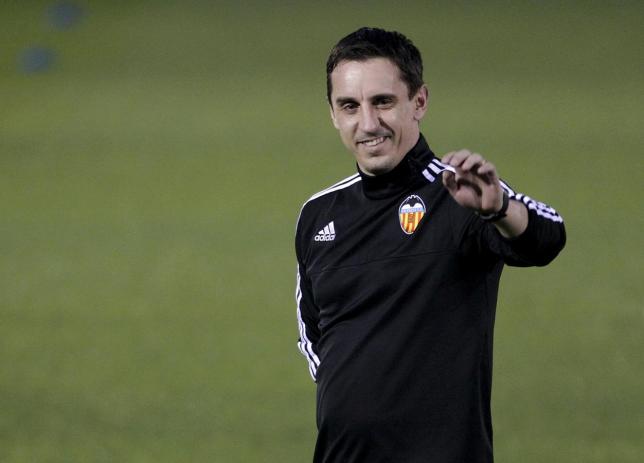 Pelatih Valencia, Gary Neville. REUTERS/Heino Kalis