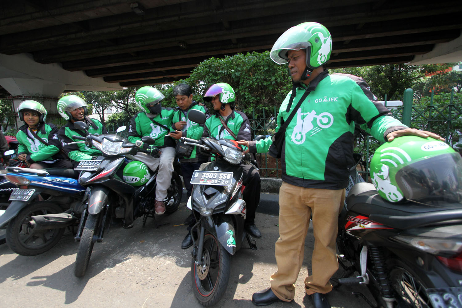 Pengemudi Gojek, layanan transportasi umum berbasis aplikasi online. TIRTO/Andrey Gromico