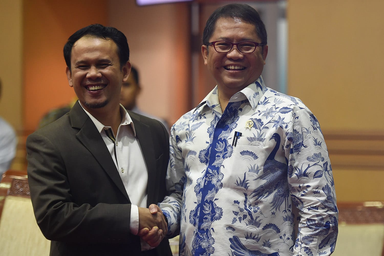 Menteri Komunikasi dan Informatika Rudiantara berjabat tangan dengan Ketua Komisi I Mahfudz Siddiq sebelum mengikuti Rapat Kerja dengan Komisi I di Komplek Parlemen Senayan, Jakarta, Kamis (28/1). Raker tersebut diantaranya membahas rencana program kerja Kemenkominfo 2016, evaluasi pencapaian program kerja tahun 2015 dan tindak lanjut hasil temuan BPK di Kemenkominfo tahun 2015. ANTARA FOTO/Puspa Perwitasari/ama/16