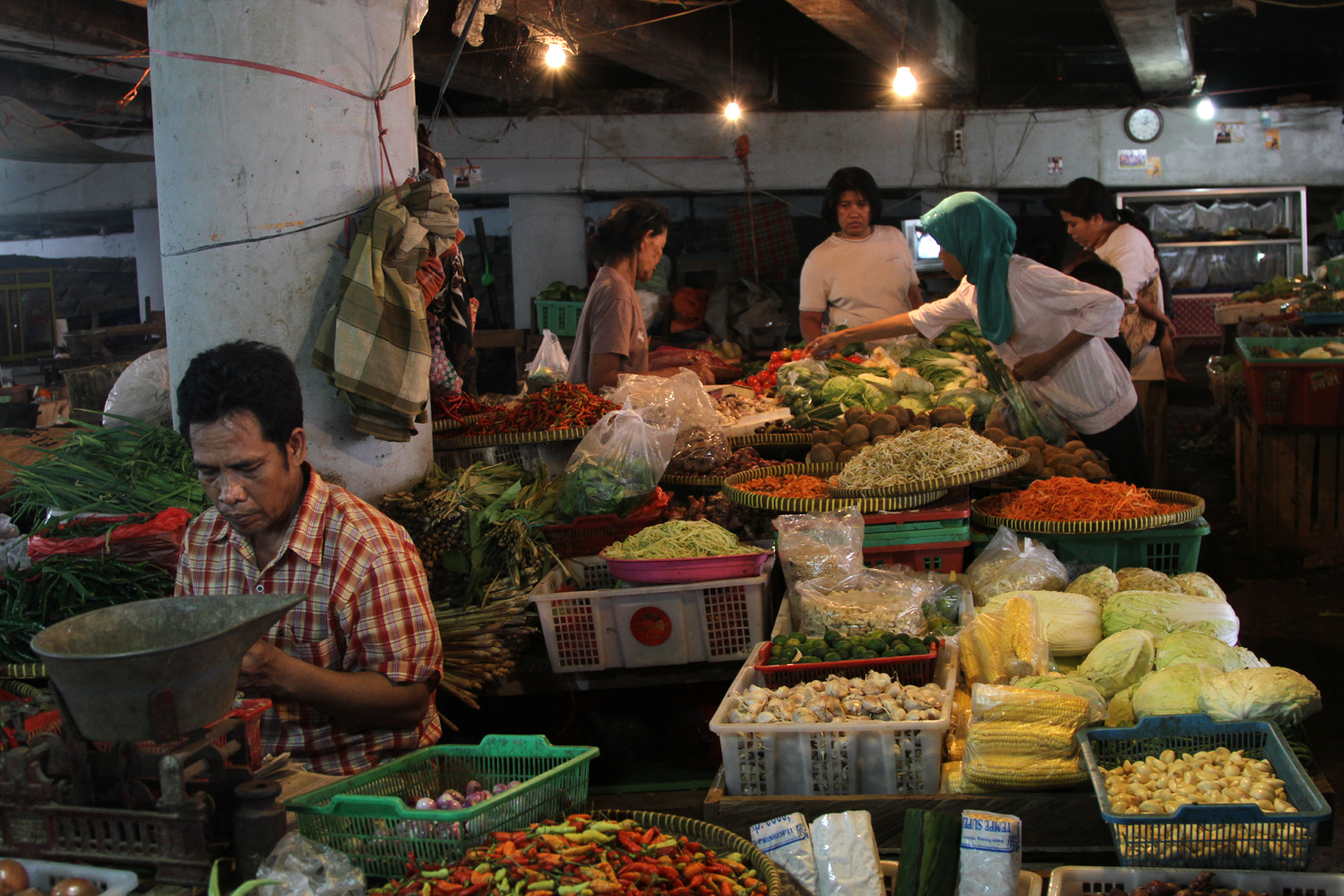 Pasar tradisional di kolong tol Jatinegara. TIRTO/Andrey Gromico