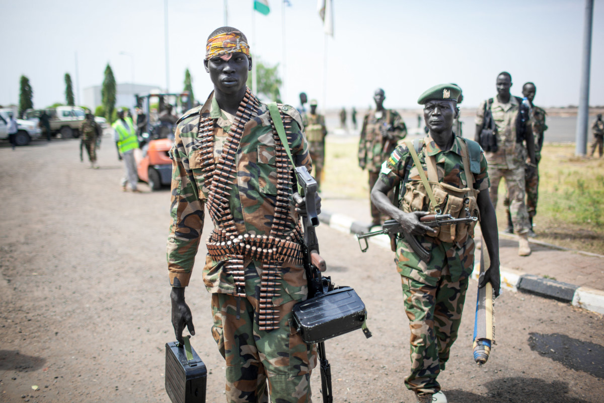 Sudan Selatan - 2 Maret 2014: Seorang tentara Sudan Selatan membawa senapan mesin. FOTO/SHUTTERSTOCK