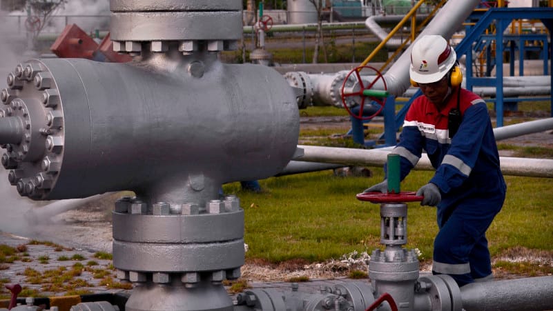 pekerja melakukan perawatan berkala pada sumur panas bumi (geothermal) unit 3-4 di desa lahendong, tomohon, sulawesi utara, rabu (30/3). indonesia memiliki potensi panas bumi hampir 29.000 mw atau mencapai 40% total potensi panas bumi dunia yang merupakan sumber energi ramah lingkungan. pt pertamina geothermal energy (pge) memprioritaskan pengembangan dan aplikasinya sebagai proyek strategis hingga 2019. antara foto/adwit b pramono/spt/16. POTENSI ENERGI PANAS BUMI