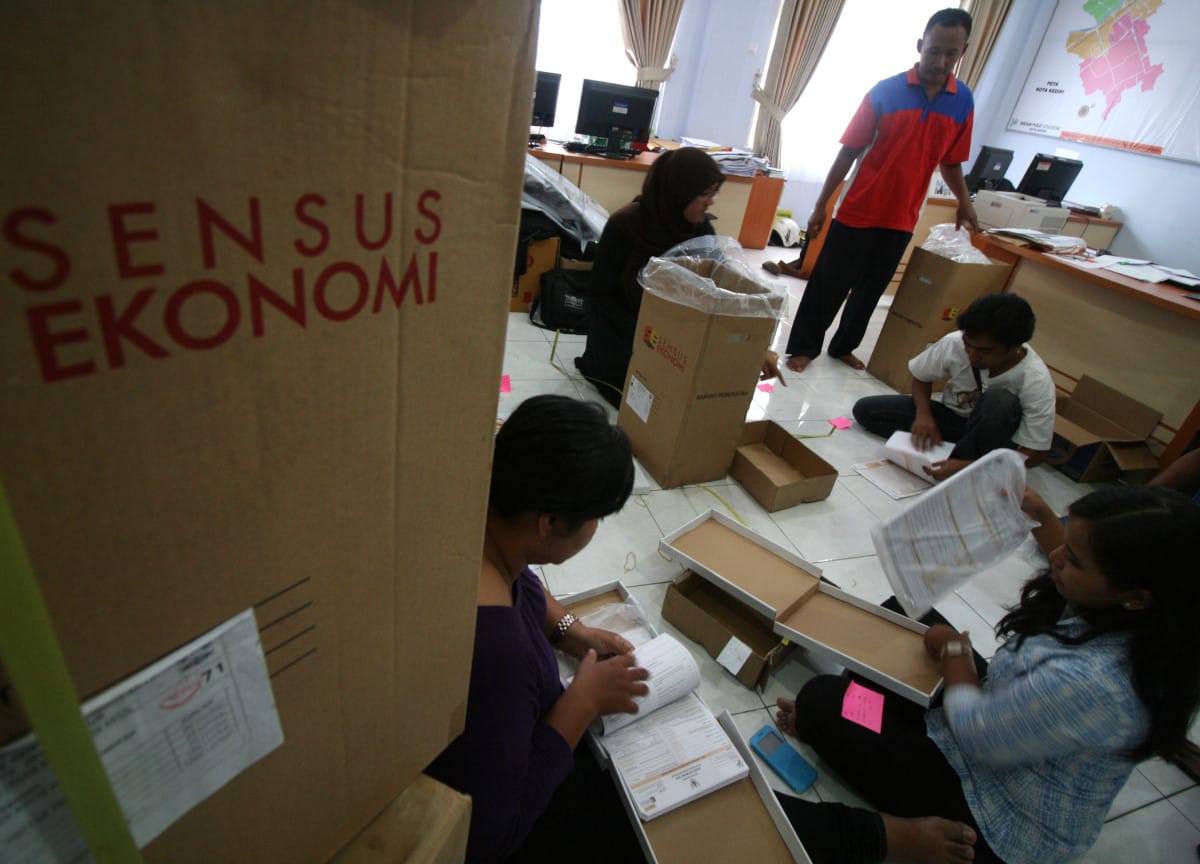 sejumlah petugas badan pusat statistik (bps) melakukan penghitungan jumlah kuesioner di kantor bps kota kediri, jawa timur, jumat (15/4). penghitungan dokumen tersebut bertujuan memastikan tidak adanya kekurangan jumlah kuesioner dan formulir rekapitulasi guna kelancaran penyelenggaraan sensus ekonomi bulan mei mendatang. antara foto/prasetia fauzani/foc/16. PENGHITUNGAN KUESIONER SENSUS EKONOMI