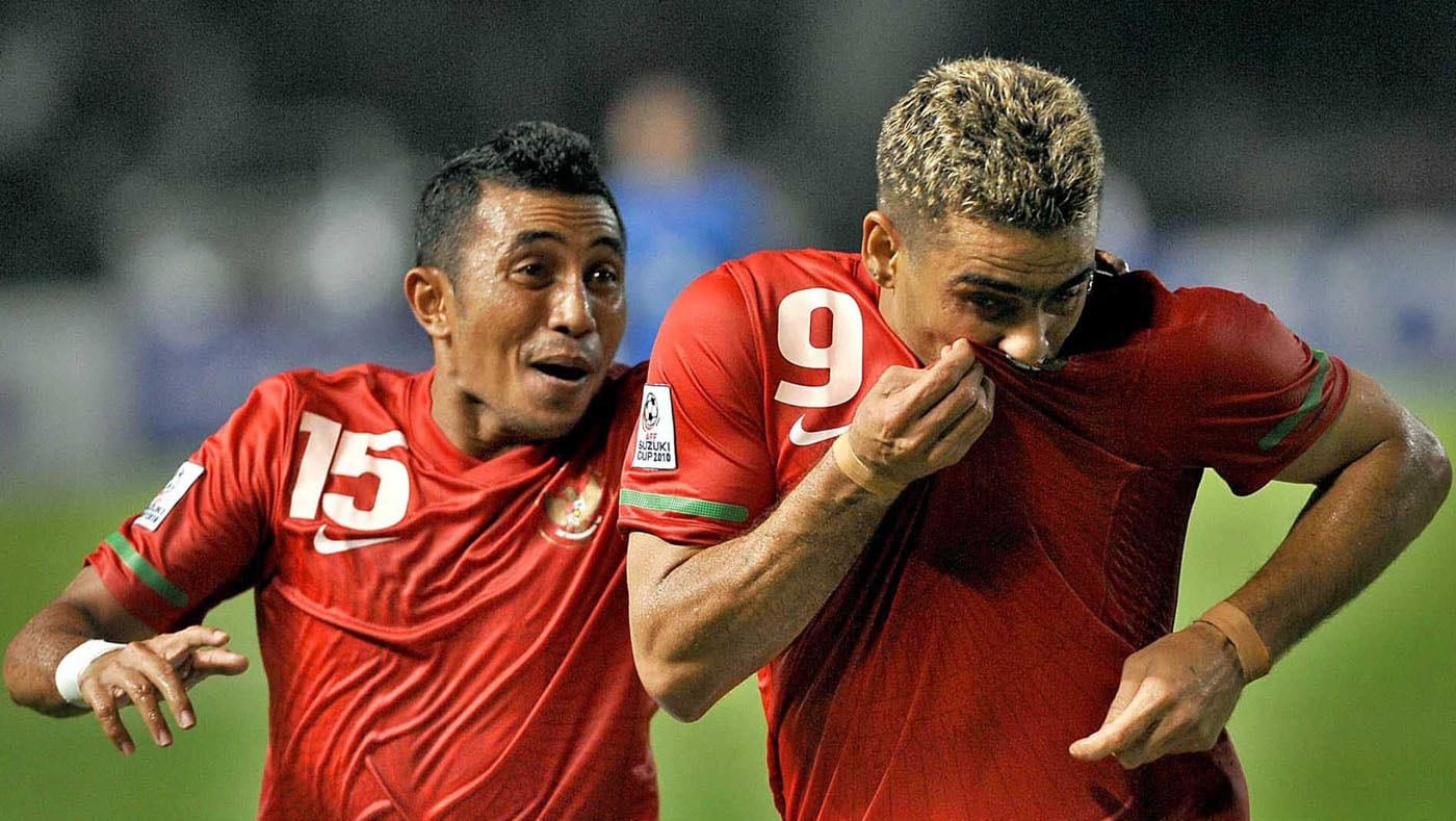 Pesepakbola Naturalisasi timnas Indonesia Christian Gonzales (kanan) bersama Firman Utina (kiri) merayakan gol pertama saat melawan Philipina. ANTARA FOTO/Prasetyo Utomo pesepakbola Naturalisasi timnas Indonesia Christian Gonzales