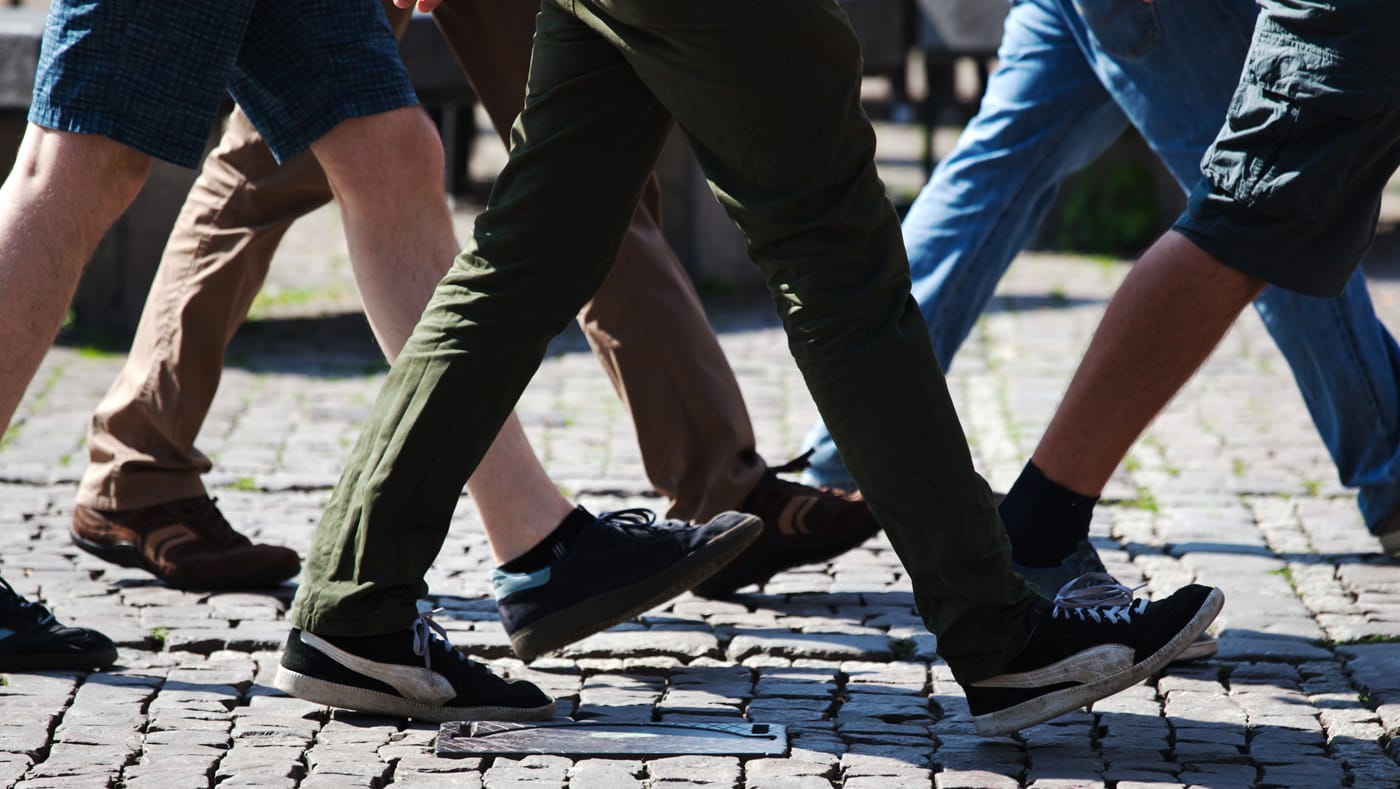 Ilustrasi berjalan dengan sepatu. SHUTTERSTOCK Ilustrasi jalan kaki