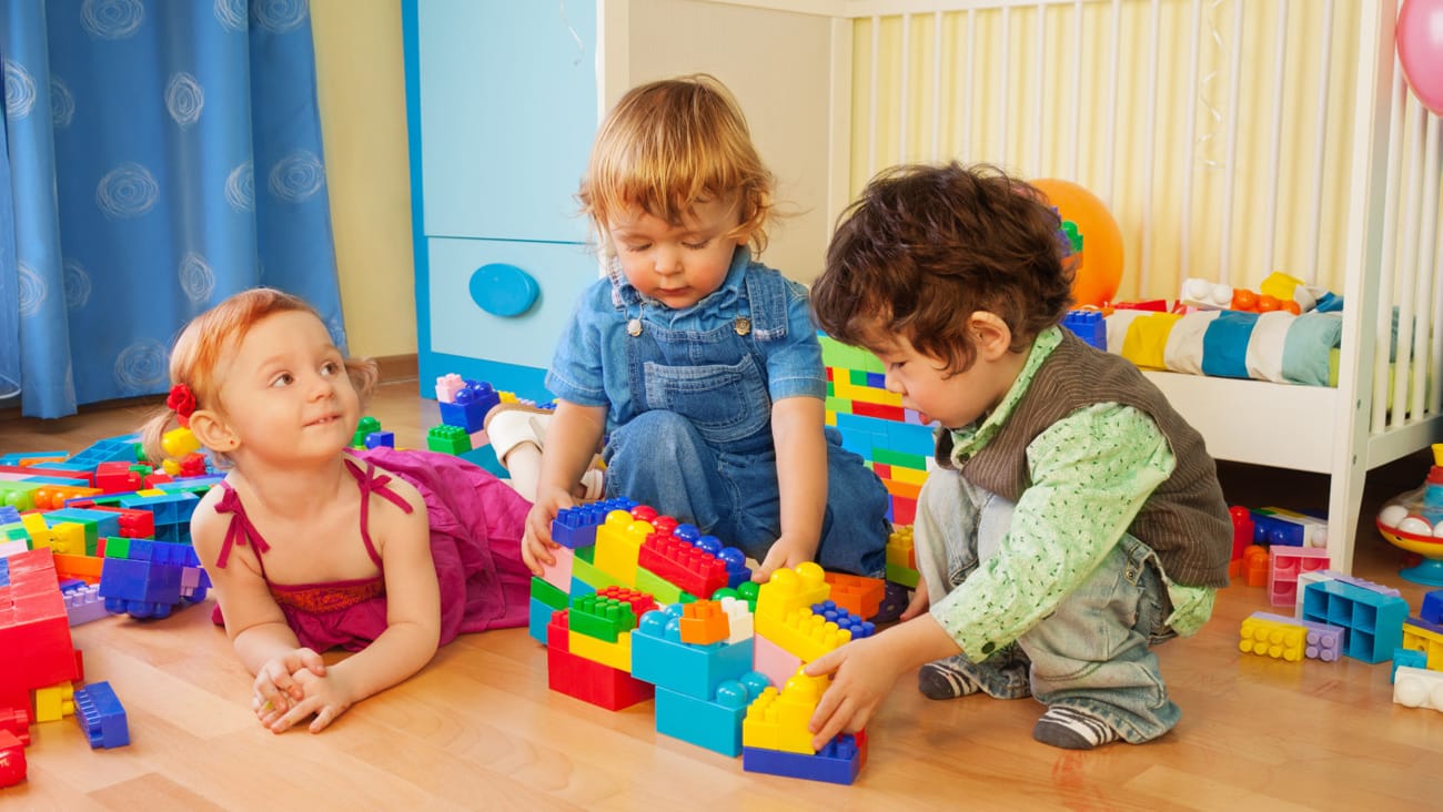 Ilustrasi Anak Bermain. FOTO/ Shutterstock anak-anak bermain bersama