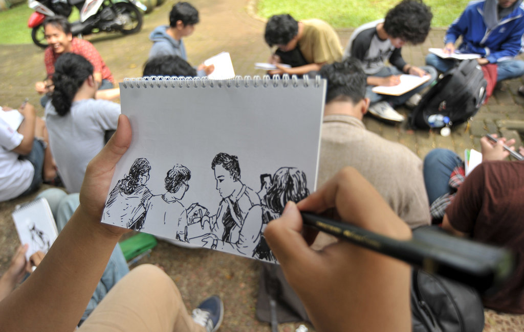 Sejumlah kreator komik dan kartunis muda menggelar kegiatan 'menggambar di taman' di Taman Tebet, Jakarta Selatan. ANTARA FOTO/Iggoy el Fitra/Spt/17 KOMUNITAS KOMIKIN AJAH MENGGAMBAR BERSAMA