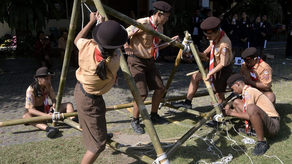 Sejumlah anggota Pramuka menyusun tongkat saat lomba Pionering dalam Kompetisi Ketangkasan Pramuka di Kota Denpasar, Bali, Minggu (23/7). ANTARA FOTO/Fikri Yusuf. KOMPETISI KETANGKASAN KEPRAMUKAAN