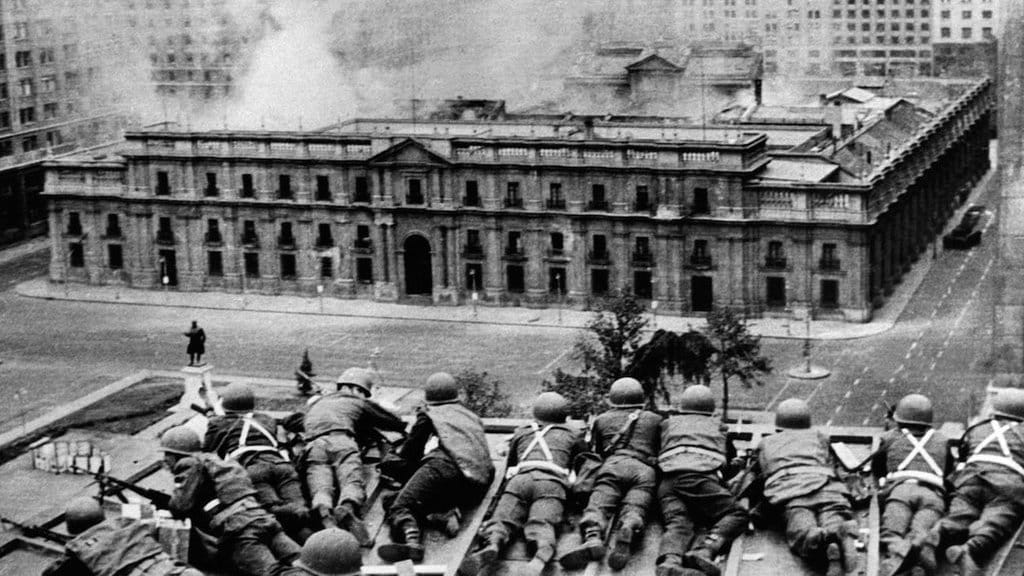Pasukan tentara Chili menembaki Istana La Moneda pada 11 September 1973 di Santiago saat peristiwa kudeta militer untuk menggulingkan Presiden Salvador Allende. AFP/Getty Images Kudeta Chili