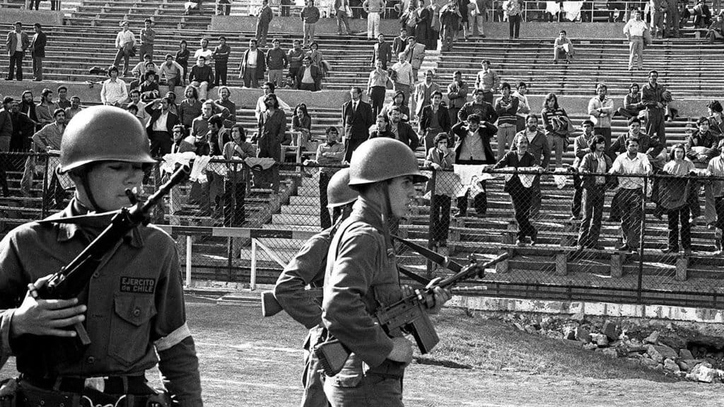 Pasukan militer Chili menjaga demonstran yang tertangkap saat peristiwa kudeta di Chili pada tahun 1973. FOTO/Marcelo Kudeta Chili