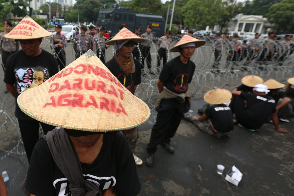 Ratusan petani, nelayan, dan aktivis dari berbagai elemen melakukan aksi memperingati Hari Tani Nasional 2017 di depan Istana Negara, Jakarta, Rabu (27/9). tirto.id/Andrey Gromico Aksi Hari Tani
