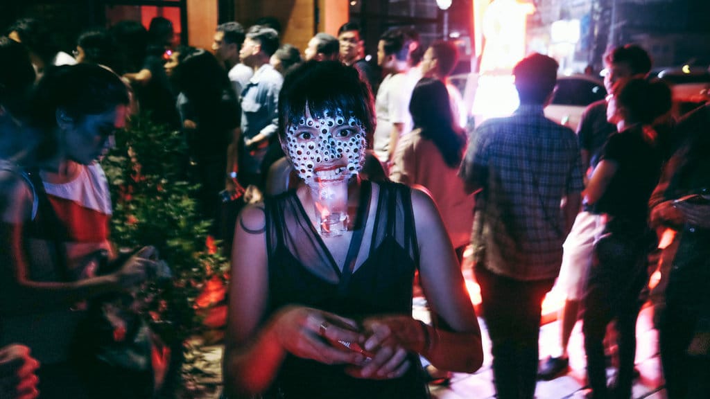Seorang perempuan dengan riasan wajah unik ikut meramaikan gelaran perayaan Halloween di bilangan Kemang, Jakarta, Sabtu (28/10/2017).tirto.id/Hafitz Maulana Perayaan Pesta Halloween