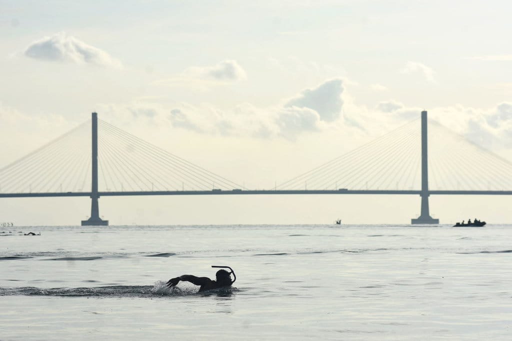 Ilustrasi - Seorang peserta mengikuti lomba renang melintasi Selat Madura, di Perairan Selat Madura, Jawa Timur, Sabtu (9/12/2017). ANTARA FOTO/M Risyal Hidayat RENANG SELAT MADURA