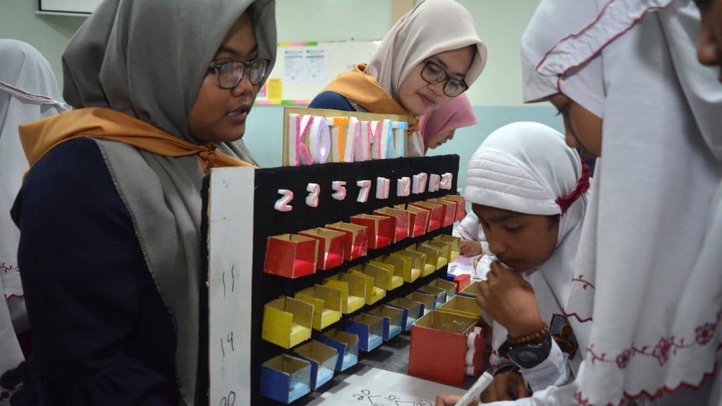 Sejumlah siswa mencoba media inovatif pembelajaran matematika 'KotaMat' karya Mahasiswa Prodi Pendidikan Matematika FKIP UM Surabaya, di SD Muhammadyah 18, Surabaya, Jawa Timur, Senin (11/12/2017). ANTARA FOTO/Umarul Faruq BELAJAR MATEMATIKA DENGAN MEDIA INOVASI