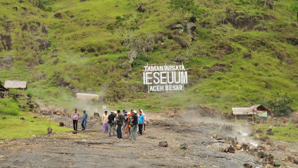 Sejumlah staf WWF dan Tim Dinas ESDM Aceh meninjau salah satu lokasi sumber energi panas bumi yang dijadikan kawasan wisata Ie Suum di kaki Gunung Seulawah Agam, Kabupaten Aceh Besar, Aceh, Selasa (19/12/2017). ANTARA FOTO/Ampelsa PEMBANGUNAN LISTRIK PANAS BUMI