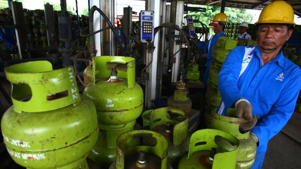Pekerja melakukan isi ulang tabung gas tiga kg di Stasiun Pengisian Bahan Bakar Elpiji (SPBE) di Serpong, Tangerang Selatan, Banten, Kamis (4/1/2017). ANTARA FOTO/Muhammad Iqbal ELPIJI TIGA KILOGRAM