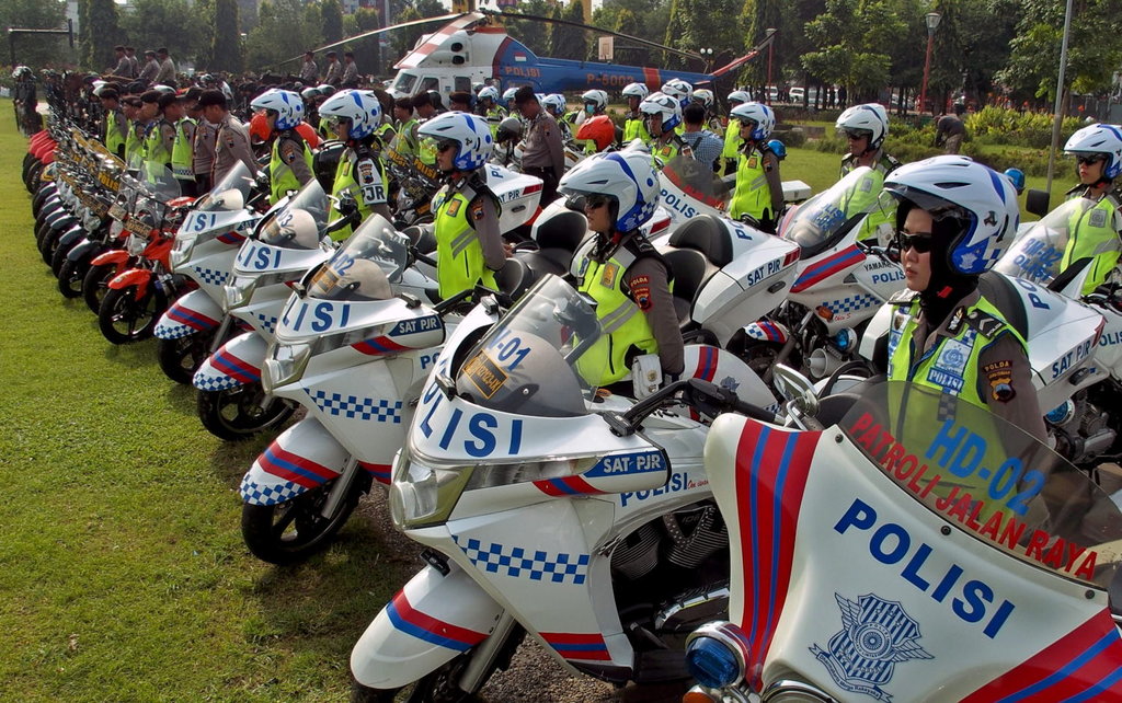 Anggota polisi dari berbagai satuan mengikuti gelar pasukan Operasi Mantap Praja Candi 2018 dalam rangka pengamanan Pilkada Jateng, di Semarang, Jawa Tengah, Jumat (5/1/2017). ANTARA FOTO/R. Rekotomo OPERASI MANTAP PRAJA PILKADA JATENG