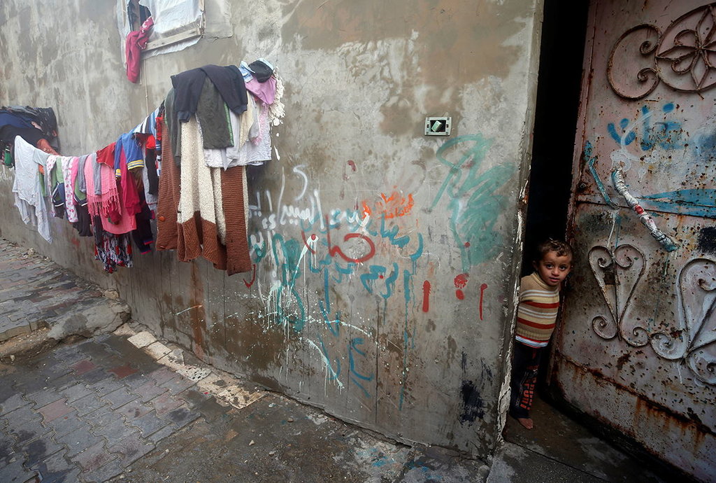 Seorang bocah Palestina melihat keluar dari rumahnya di kamp pengungsi Al-Shati di Kota Gaza, Senin (15/1/2018). ANTARA FOTO/REUTERS/Mohammed Salem kamp pengungsi Al-Shati