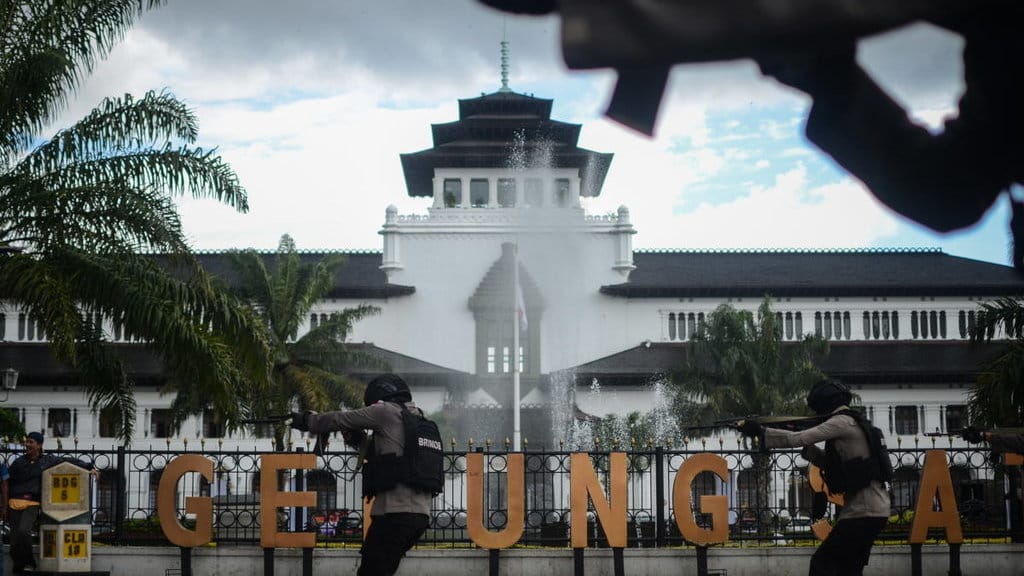 Polisi menahan serangan massa saat simulasi pengamanan Pilkada serentak di depan Gedung Sate, Bandung, Jawa Barat, Jumat (9/2/2018). ANTARA FOTO/Raisan Al Farisi SIMULASI PENGAMANAN PILKADA DI BANDUNG