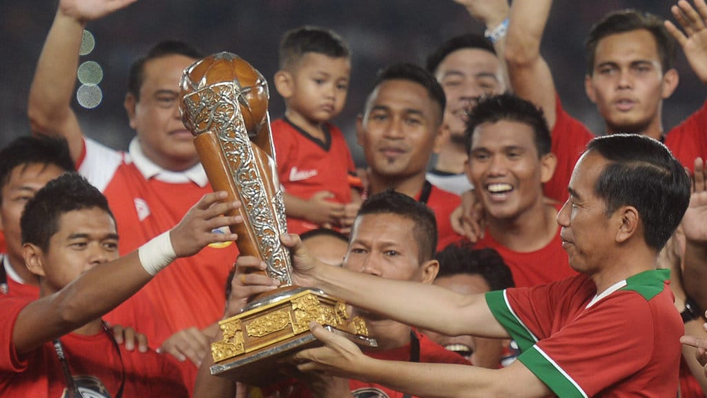 Presiden Joko Widodo (kanan) menyerahkan piala kepada pemain Persija Jakarta Bambang Pamungkas (kiri) dan Ismed Sofyan (tengah) usai laga final Piala Presiden melawan Bali United di Stadion Utama Gelora Bung Karno, Jakarta, Sabtu (17/2). Persija berhasil menjadi juara setelah menang dengan skor 3-0. ANTARA FOTO/Akbar Nugroho Gumay/pd/18 PERSIJA JUARA PIALA PRESIDEN