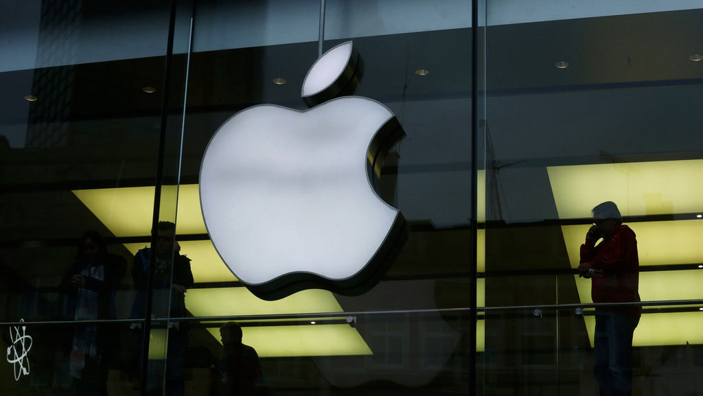 Logo Apple terlihat pada bagian depan sebuah gedung saat aktivis dari lembaga anti-globalisasi Attac mengadakan aksi protes atas dugaan penghindaraan pajak oleh Apple di depan toko Apple di Frankfurt, Jerman, Sabtu (10/3). ANTARA FOTO/REUTERS/Ralph Orlowski PROTES PAJAK PADA APPLE