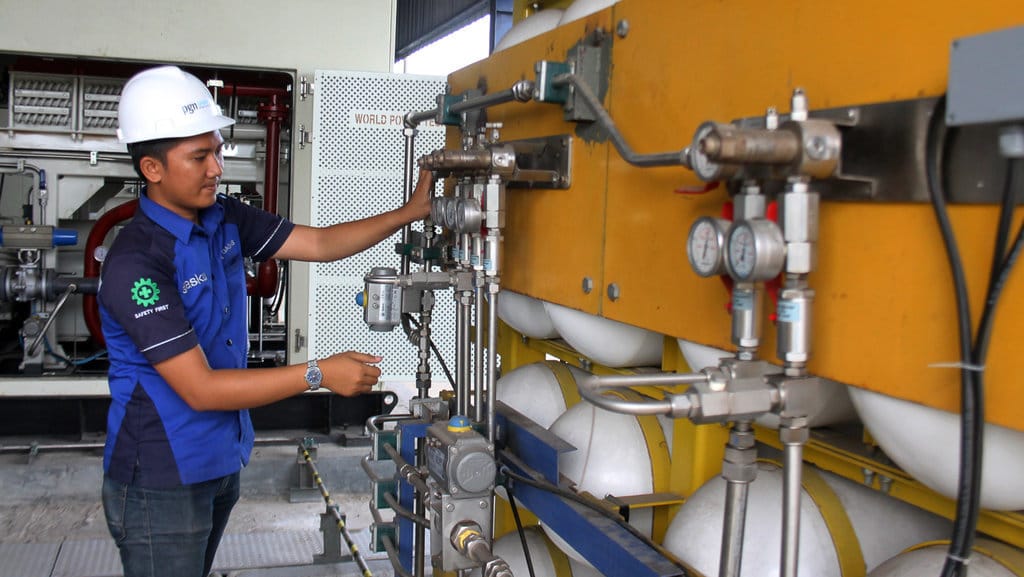 Pekerja mengecek tekanan gas dryer di Stasiun Pengisian Bahan Bakar Gas (SPBG) Perusahaan Gas Negara (PGN) di Jalan Soekarno-Hatta, Bandar Lampung, Lampung, Selasa (27/3). ANTARA FOTO/Ardiansyah/kye/18. SPBG PGN LAMPUNG