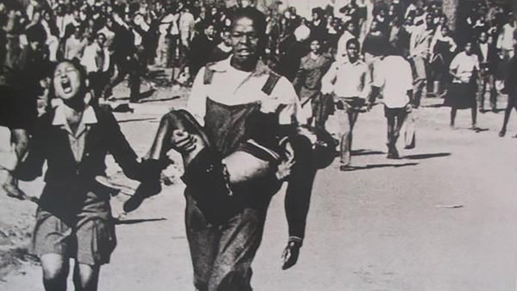Pemberontakan Soweto di Afrika Selatan; 1976. FOTO/Sam Nzima Pemberontakan Soweto
