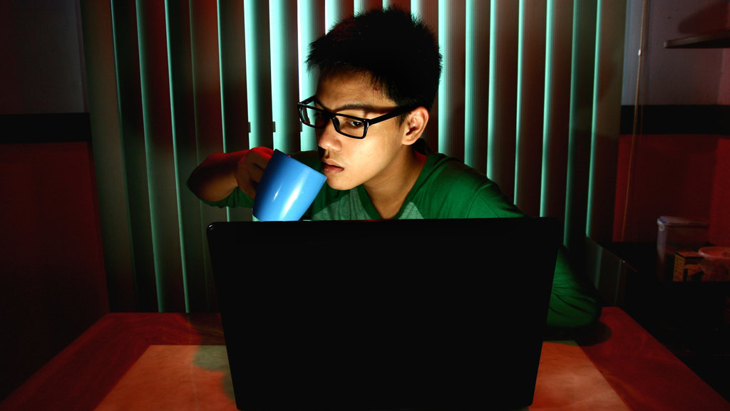 Ilustrasi membaca review. Getty Images/iStockphoto Ilustrasi Remaja Menonton Di Laptop