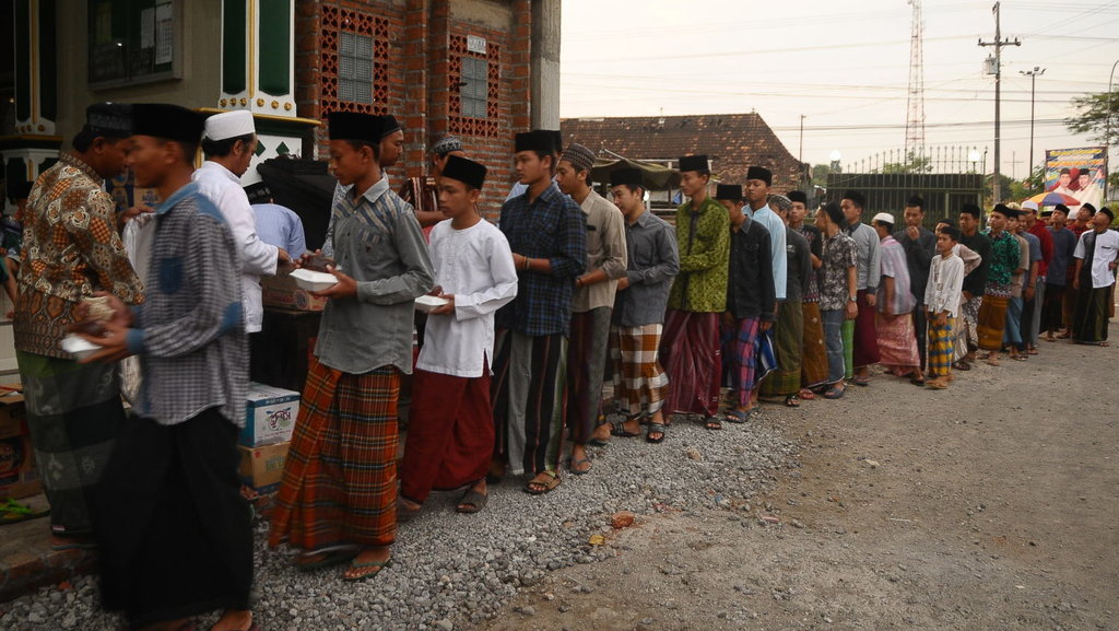 Warga mengantre Takjil Ramadan di Masjid Al-Munawarrah, Jekulo, Kudus, Jawa Tengah, Minggu (20/5). ANTARA FOTO/Yusuf Nugroho BERBAGI TAKJIL GRATIS