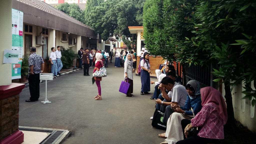 Penerimaan siswa baru tingkat SMA dibuka, Senin (4/6/2018). Para orangtua dan calon siswa sudah mendatangi sekolah pilihan masing-masing. tirto.id/Adrian Pratama Taher Penerimaan Siswa Baru SMA
