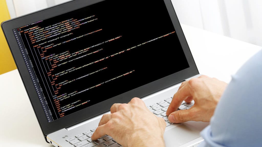 Ilustrasi kegiatan coding. Getty Images/iStockphoto Coding