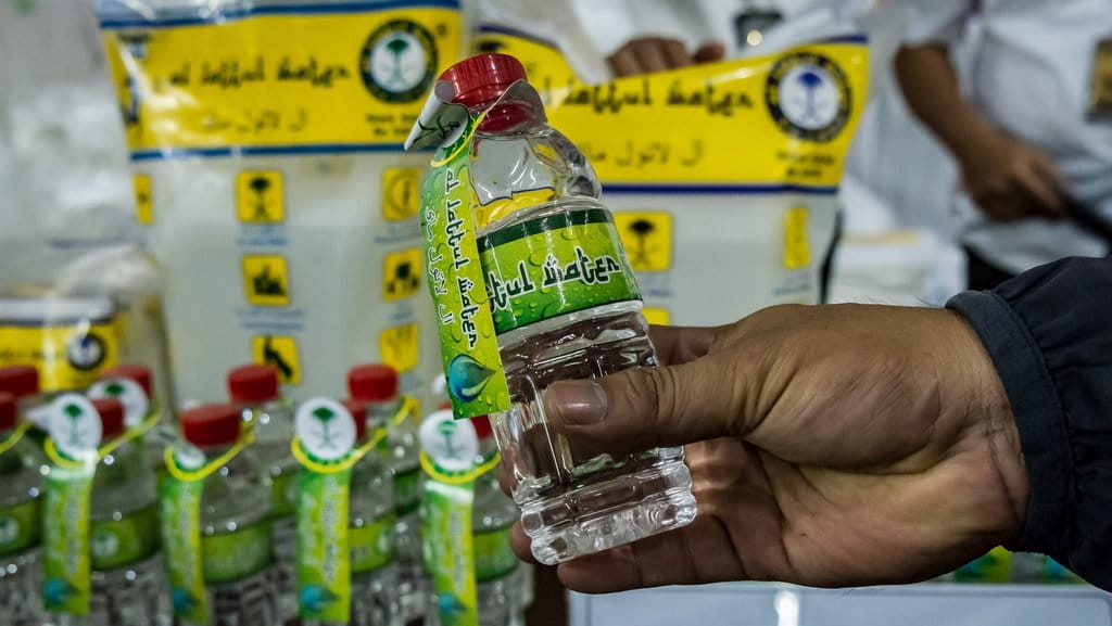 Petugas kepolisian menunjukkan barang bukti air zam-zam palsu dalam kemasan bermerek Al-Lattul Water saat gelar kasus tersebut di Semarang, Jawa Tengah, Rabu (8/8/2018). ANTARA FOTO/Aji Styawan KASUS AIR ZAM-ZAM PALSU