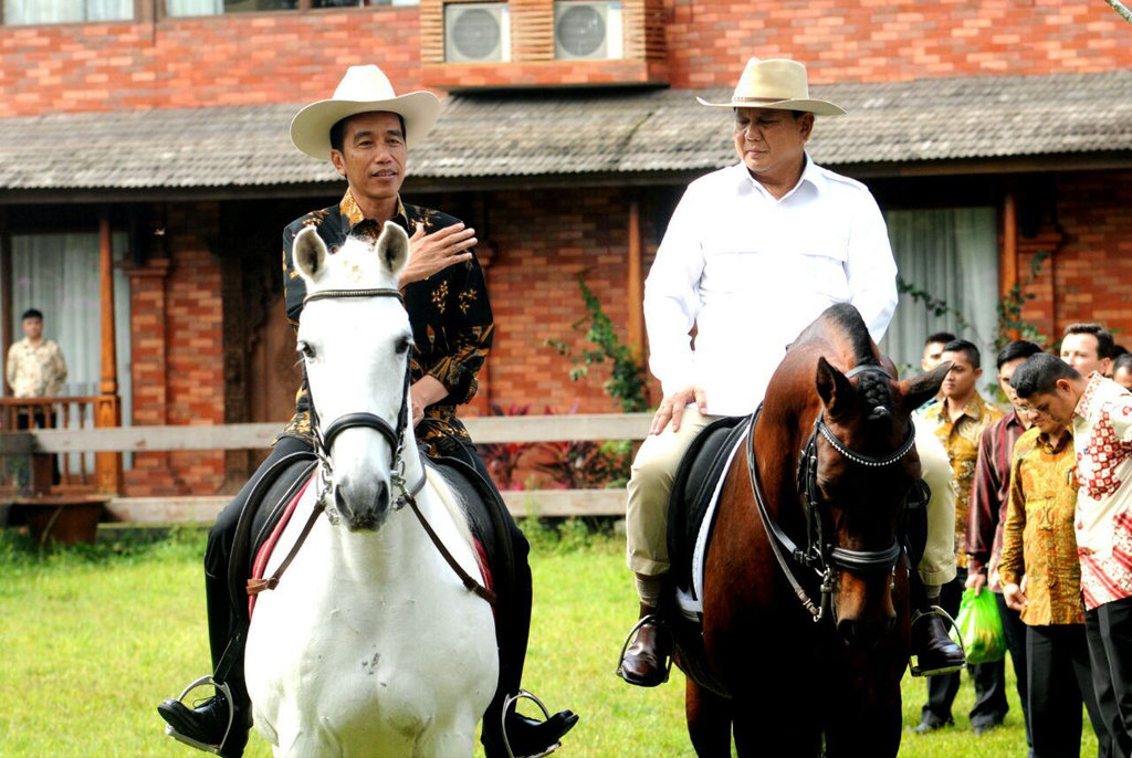 Presiden Jokowi di atas kuda tunggangan didampingi Prabowo Subianto menjawab wartawan, di Padepokan Garuda Yaksa, Desa Bojong Koneng, Hambalang, Bogor, Jawa Barat, Senin (31/10) siang. HUMAS/Rahmat Pertemuan Jokowi Prabowo