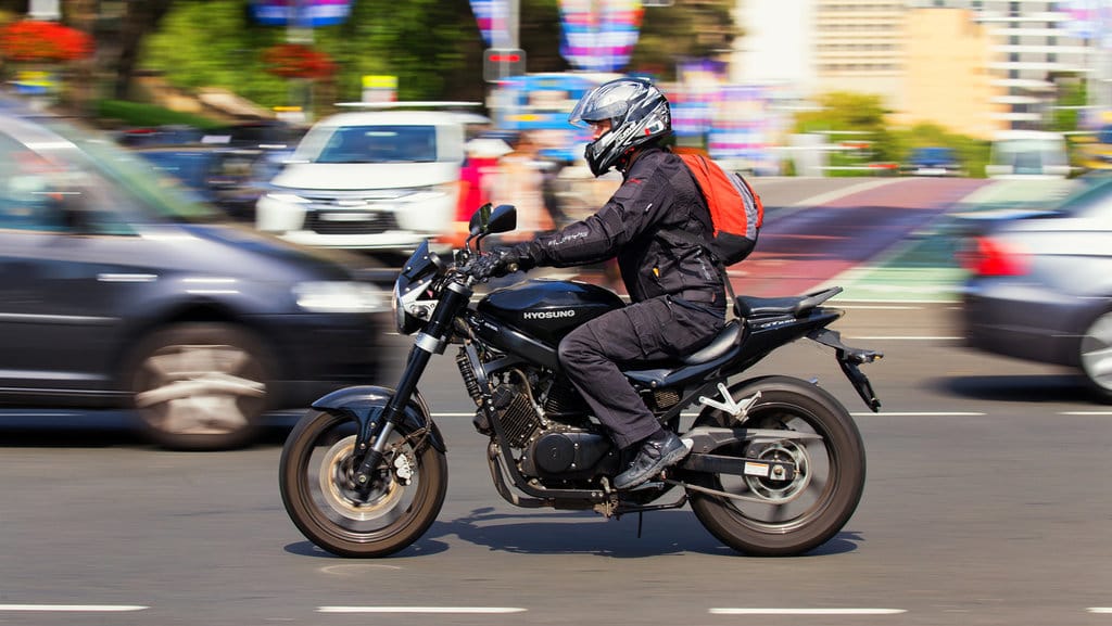 Ilustrasi Naik Motor. Getty Images/iStockphoto Ilustrasi Ergonomi Berkendara
