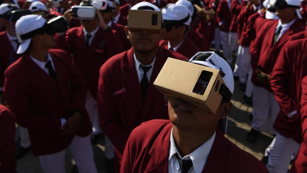 Ratusan mahasiswa baru Universitas Muhammadiyah Surabaya mencoba kaca mata 'virtual reality' saat pengenalan kampus pada Mox 2018 di halaman kampus mereka, Surabaya, Jawa Timur, Senin (10/9/2018). ANTARA FOTO/Zabur Karuru MAHASISWA BARU UMSURABAYA