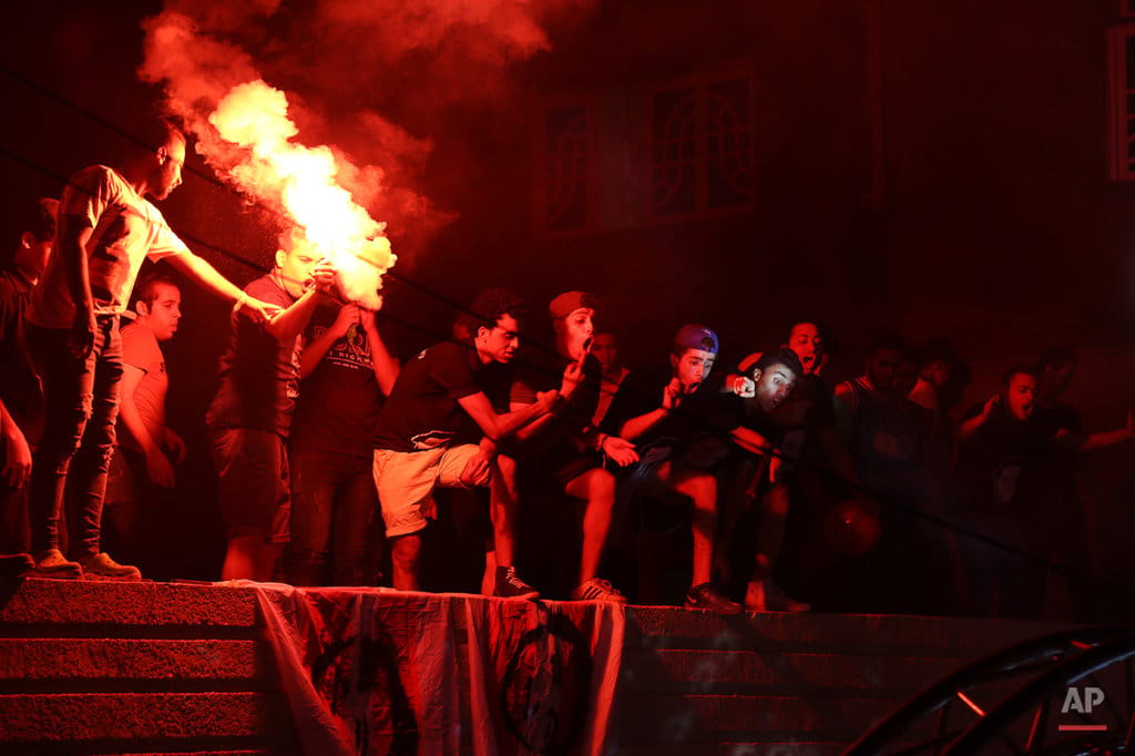Dalam foto 26 Juli 2015 ini, anggota kelompok Ultras White Knights dari klub Zamalek, basis penggemar klub hardcore, menghadiri pesta bujangan seorang teman di Kairo, Mesir. Ultras, yang namanya berasal dari kata Latin untuk ìbeyond, populer di Amerika Latin dan Eropa pada 1950-an dan akhirnya sampai ke negara-negara di Afrika Utara. Yang pertama terbentuk di Mesir, UWK, muncul pada 2007 untuk mendukung tim Zamalek. Kelompok-kelompok pendukung rival al-Ahly dan lainnya pun menyusul. AP / Mohammed El Raai Ilutsrasi ultras sepak bola. Mideast Egypt Soccer Fans Photo Essay