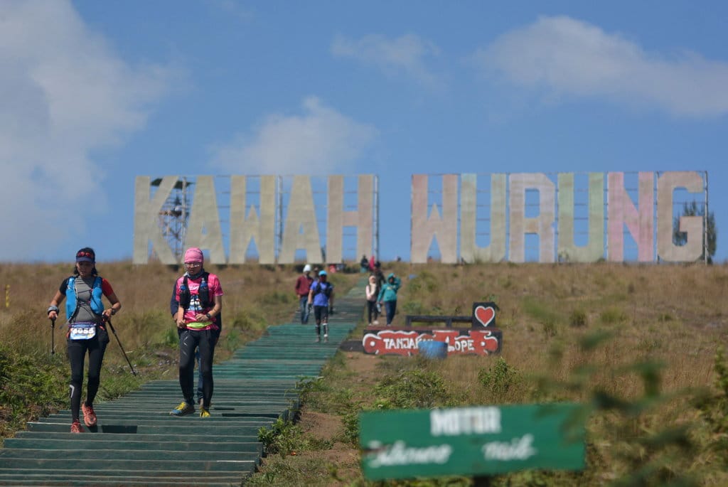 Peserta mengikuti lomba lari 'Ijen Trail Running' di kawasan Gunung Ijen, Bondowoso, Jawa Timur, Minggu (30/9/2018). ANTARA FOTO/Seno IJEN TRAIL RUNNING
