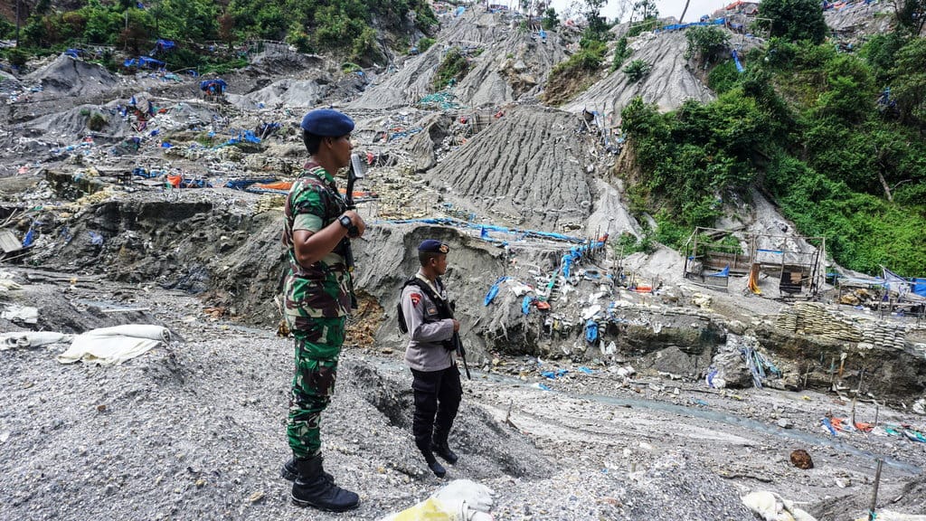 Personel kepolisian dan TNI berjaga di tempat penambangan emas ilegal yang ditutup di Gunung Botak, Pulau Buru, Maluku, Rabu (28/11/2018). ANTARA FOTO/Rivan Awal Lingga/kye. PENAMBANGAN EMAS ILEGAL GUNUNG BOTAK