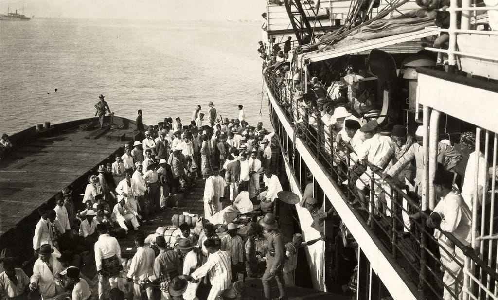 Para komunis yang ditawan sedang dalam perjalanan menuju pengasingan di Boven Digoel; 1927. FOTO/Wikicommon Komunis Boven Digoel