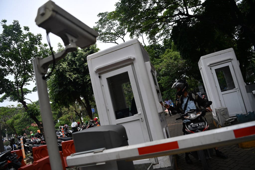 Pengendara motor membayar parkir di lapangan IRTI Monas, Jakarta Pusat, Jakarta, Senin (10/12/2018). ANTARA FOTO/Sigid Kurniawan/hp. RENCANA KENAIKKAN TARIF PARKIR JAKARTA