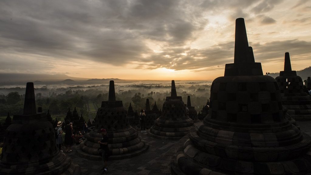 Wisatawan menikmati suasana matahari terbit di kawasan Taman Wisata Candi (TWC) Borobudur, Magelang, Jawa Tengah, Sabtu (15/12/2018). ANTARA FOTO/M Agung Rajasa/aww. WISATA ALAM MATAHARI TERBIT BOROBUDUR