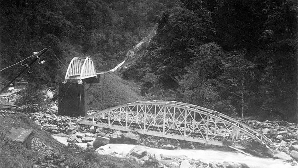 Jembatan kereta pengangkut batubara di Batubadukung, Lembah Anai; 1900. FOTO/Wikicommon Lembah Anai