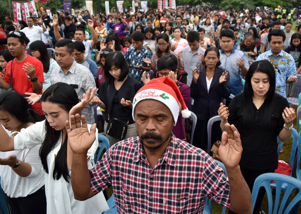 Umat Kristiani berdoa dalam ibadah bersama Hari Raya Natal di Alun-alun Bung Karno, Ungaran, Kabupaten Semarang, Jawa Tengah, Selasa (25/12/2018). ANTARA FOTO/Aditya Pradana Putra IBADAH NATAL BERSAMA DI UNGARAN