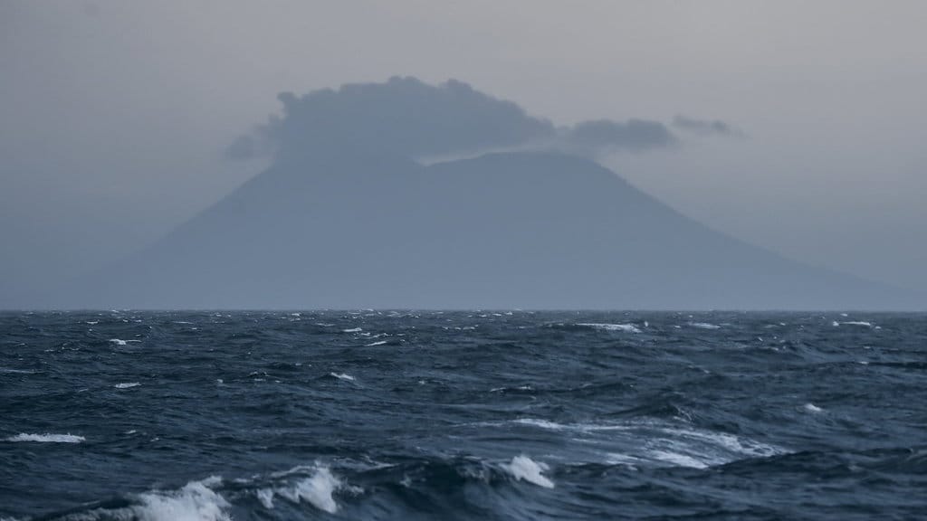Gunung Anak Krakatau. ANTARA FOTO/Muhammad Adimaja PANTAUAN AKTIVITAS GUNUNG ANAK KRAKATAU