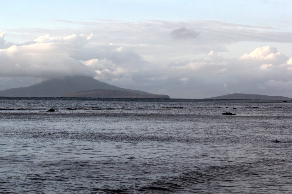 Gunung Anak Krakatau (kanan) dan Gunung Krakatau (kiri) terlihat dari Dusun Tiga Regahan Lada, Pulau Sebesi, Lampung Selatan, Senin (31/12/2018). ANTARA FOTO/Adam Bariq/sgd/foc. KETINGGIAN GUNUNG ANAK KRAKATAU BERKURANG