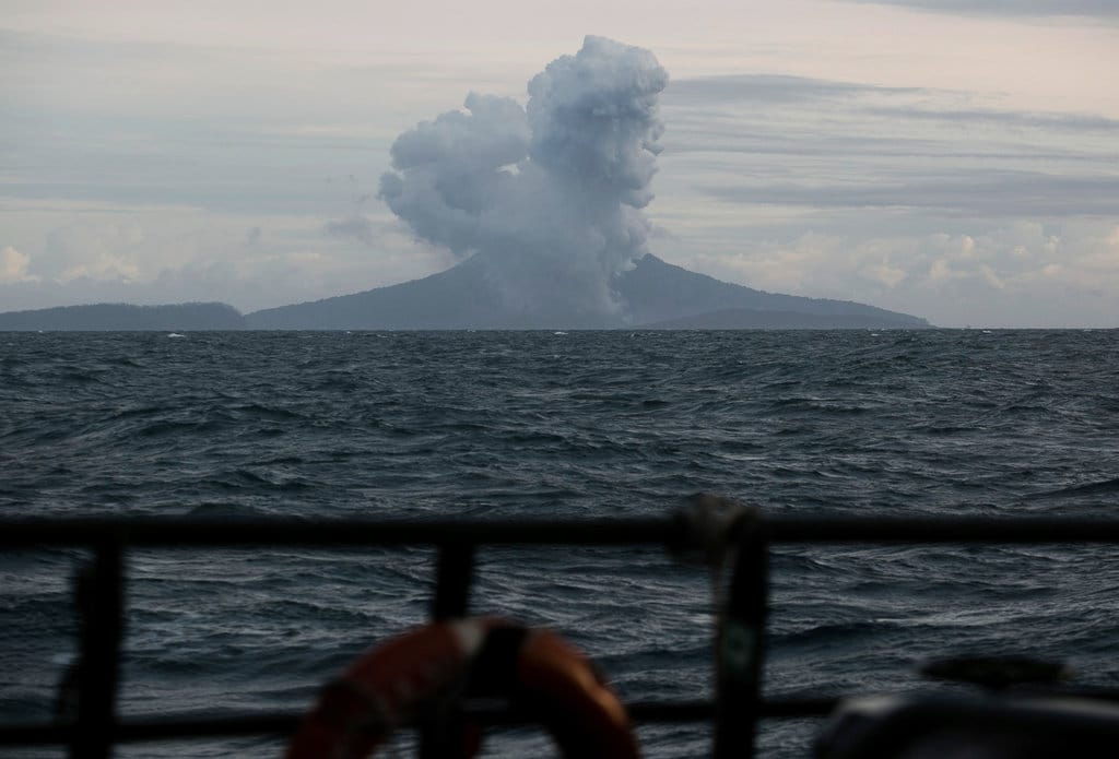 Gunung Anak Krakatau memuntahkan material vulkanik di perairan Selat Sunda pada Jumat 28 Desember 2018.. AP PHOTO / Fauzy Chaniago Gunung Anak Krakatau